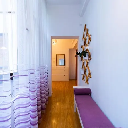 Ardor - Bright And Secluded In The Heart Of Old Town בראשוב