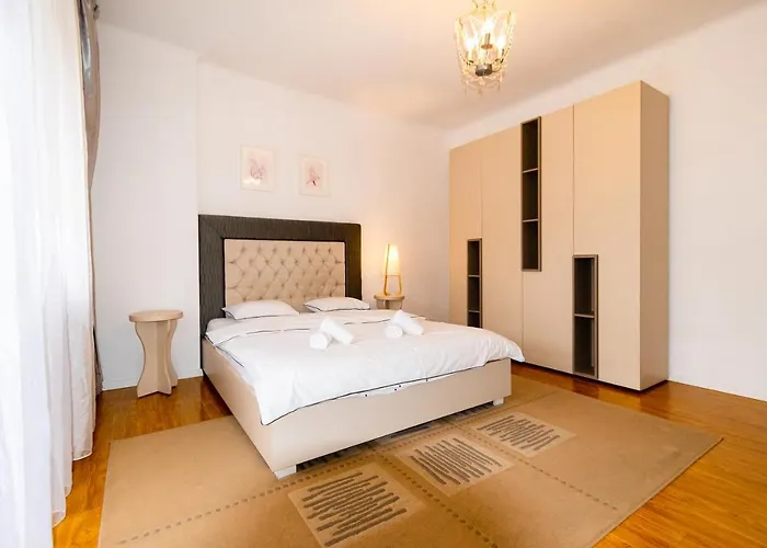 Ardor - Bright And Secluded In The Heart Of Old Town Apartment